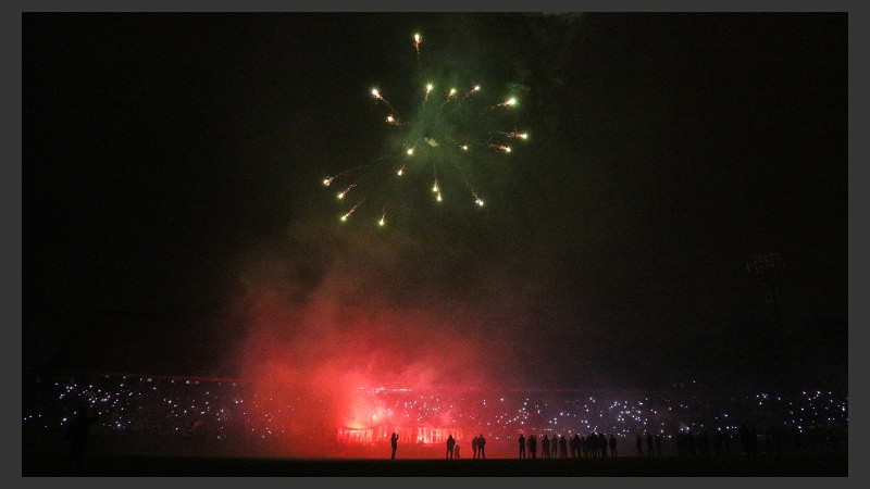 A las 20.01 se apagaron las luces y comenzó la fiesta.
