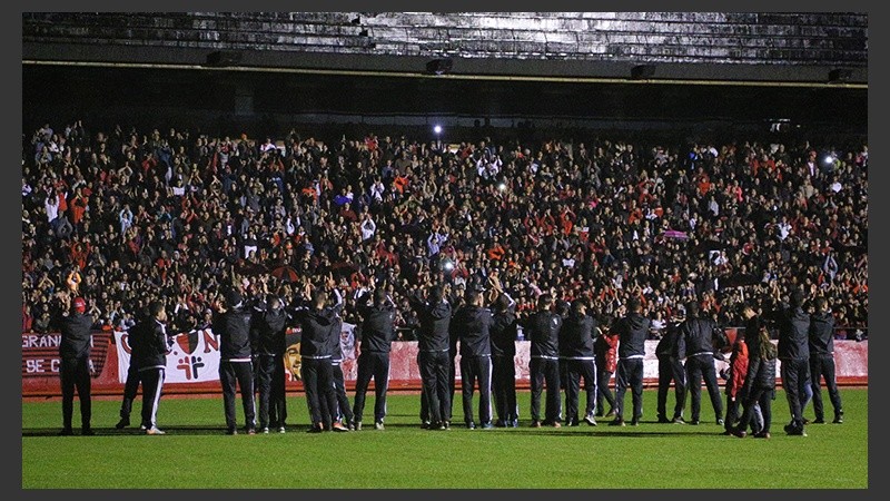 A las 20.01 se apagaron las luces y comenzó la fiesta.