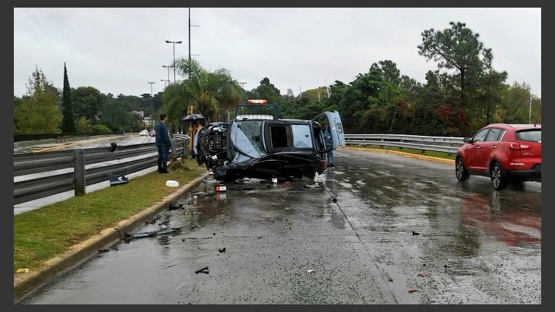 El auto terminó muy dañado. 