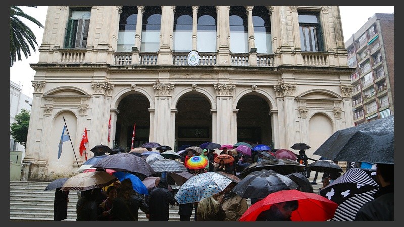 A pesar de la intensa lluvia, muchas personas se acercaron a escuchar el fallo este viernes al mediodía.