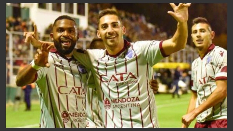 El Morro García festeja con sus compañeros. 