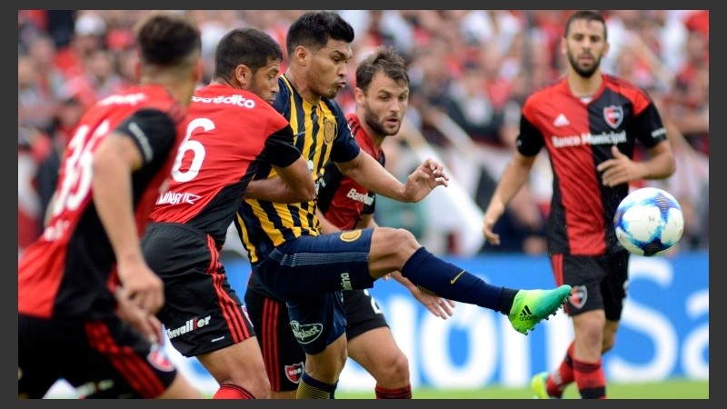 Teo, rodeado por varios hombres de Newell's.