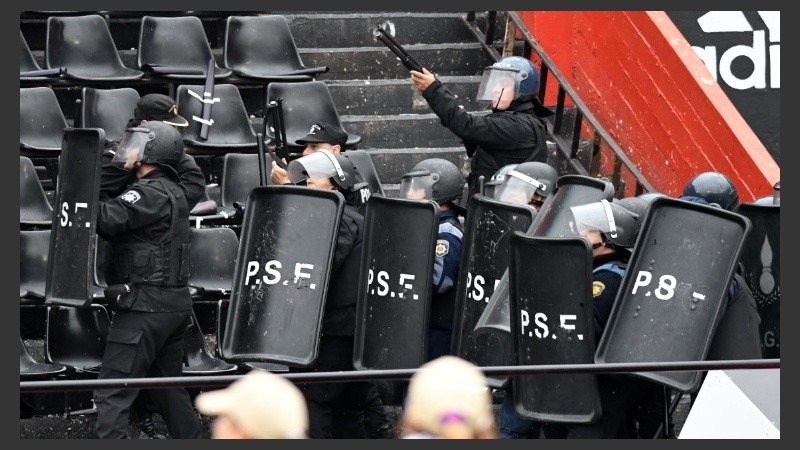 La policía intervino dentro del Marcelo Bielsa.