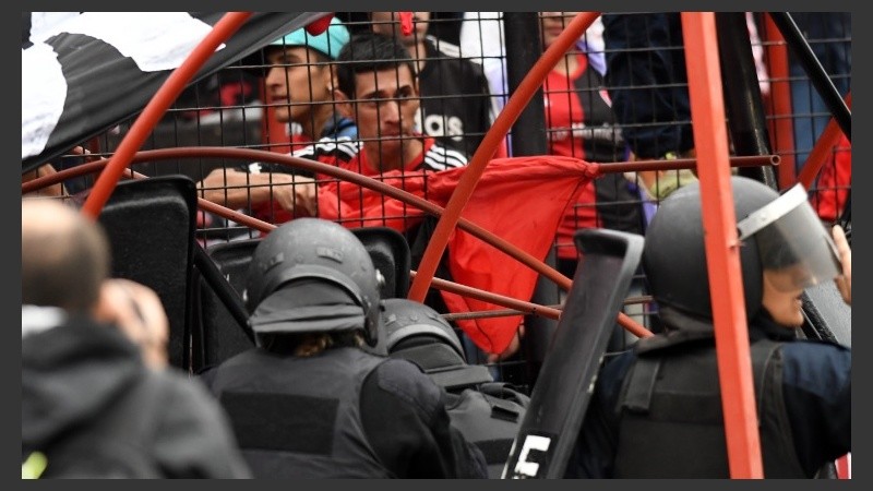 La policía intervino dentro del Marcelo Bielsa.