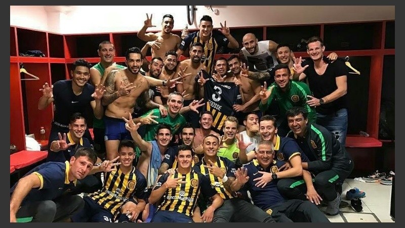 Los jugadores posaron para la cámara tras derrotar a Newell's por 3 a 1.
