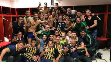 Los jugadores posaron para la cámara tras derrotar a Newell's por 3 a 1.