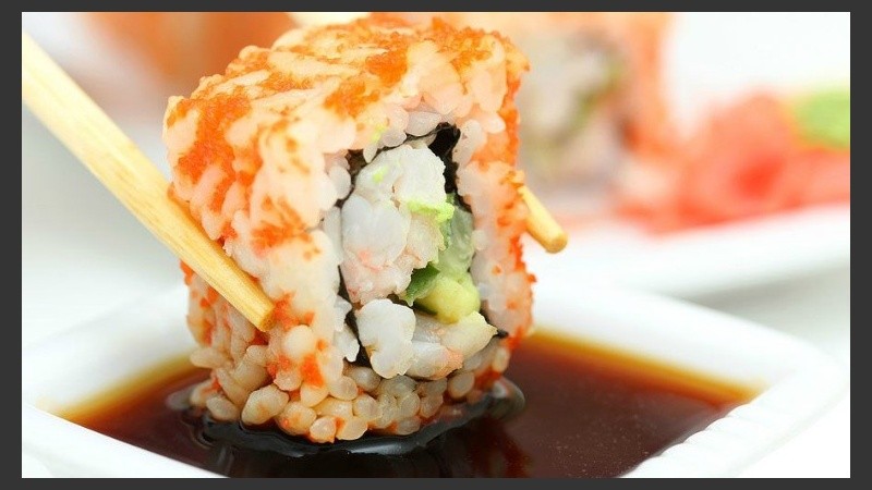 La anisakiasis surge cuando las larvas infectadas son ingeridas a través del pescado o calamar semicocido o crudo.