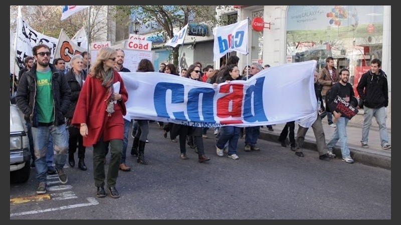 “El gobierno juega al desgaste mientras los docentes no llegamos a fin de mes”, se quejó Ferrer Varela.