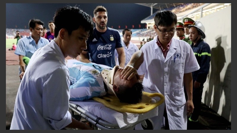 El futbolista de Racing fue retirado en camilla en un amistoso.