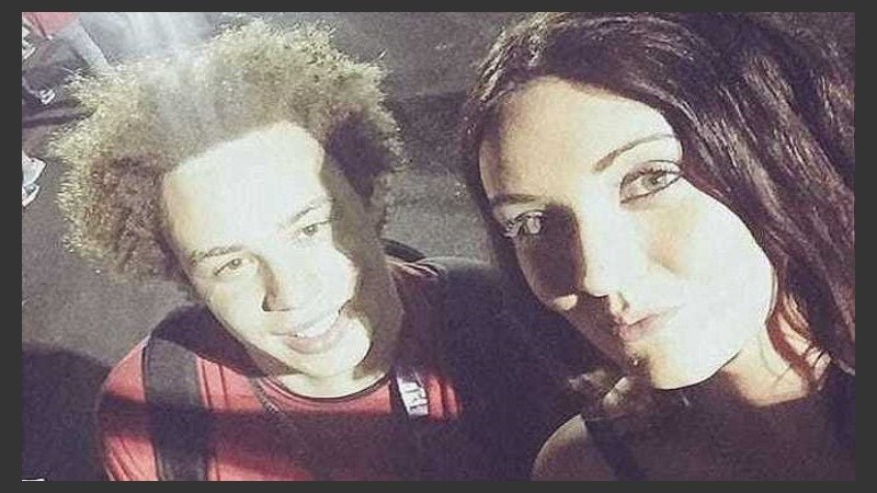 Marcus Hutchins, a la izquierda, posando con una amiga.