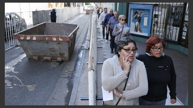 Un tramo céntrico de Sarmiento lleva meses cortado.