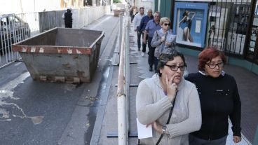 Veredas angostas en el inicio de las obras este lunes. (Alan Monzón/Rosario3.com)