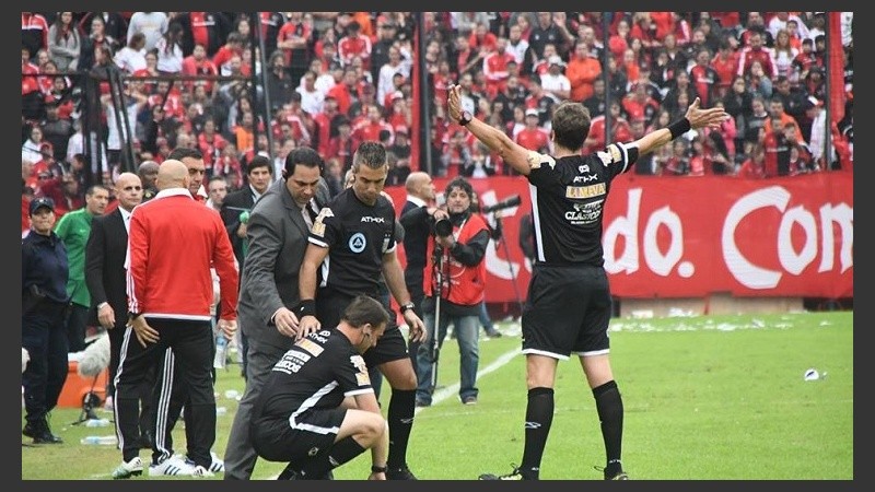 El árbitro asistente Ezequiel Brailovsky fue agredido cuando estaba por terminar el clásico.