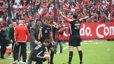 El árbitro asistente Ezequiel Brailovsky fue agredido cuando estaba por terminar el clásico.