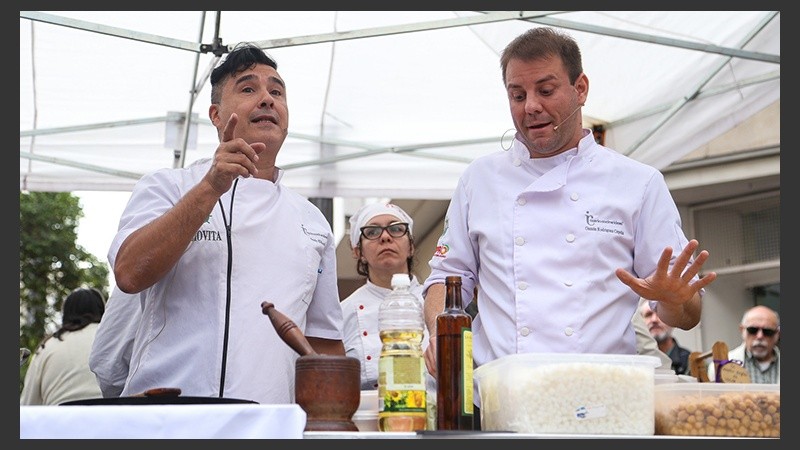 Los chefs Pablo Künzel y Gastón Rodríguez Cepeha encargados de cocinar en el cruce de peatonales. (Alan Monzón/Rosario3.com)