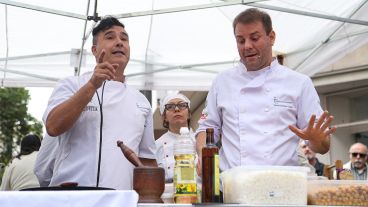 Los chefs Pablo Künzel y Gastón Rodríguez Cepeha encargados de cocinar en el cruce de peatonales. (Alan Monzón/Rosario3.com)
