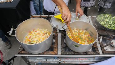 Grandes ollas para el locro vegetariano, una alternativa para comer saludable. (Alan Monzón/Rosario3.com)