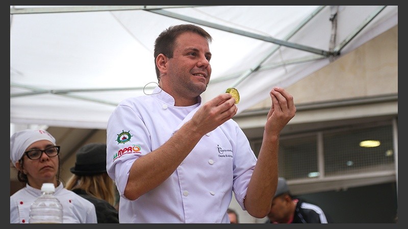 Gastón Rodríguez Cepeha fue uno de los cocineros que brindó una charla al aire libre. (Alan Monzón/Rosario3.com)