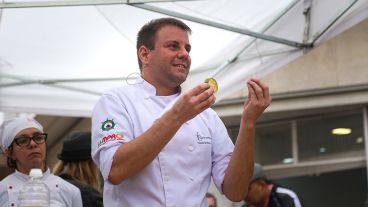 Gastón Rodríguez Cepeha fue uno de los cocineros que brindó una charla al aire libre. (Alan Monzón/Rosario3.com)