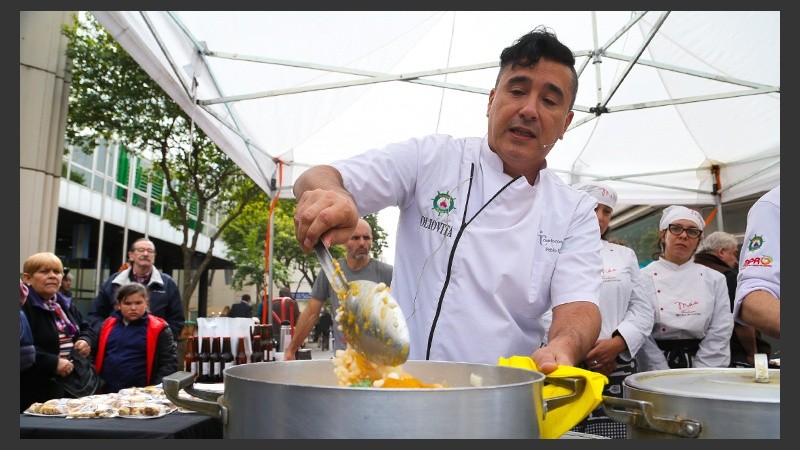 El chef Pablo Künzel cocinando un locro vegetariano en Córdoba y San Martín. (Alan Monzón/Rosario3.com)