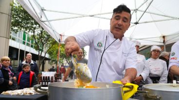 El chef Pablo Künzel cocinando un locro vegetariano en Córdoba y San Martín. (Alan Monzón/Rosario3.com)