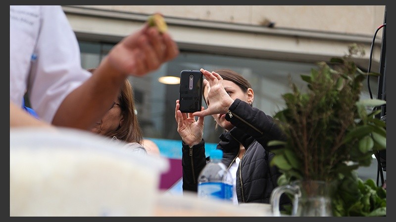 Una joven toma una foto del evento este mediodía en el cruce de peatonales. (Alan Monzón/Rosario3.com)