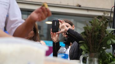 Una joven toma una foto del evento este mediodía en el cruce de peatonales. (Alan Monzón/Rosario3.com)