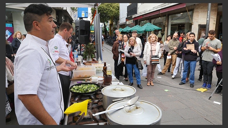 Córdoba y San Martín, el lugar elegido para cocinar al aire libre este miércoles. (Alan Monzón/Rosario3.com)