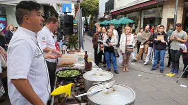 Córdoba y San Martín, el lugar elegido para cocinar al aire libre este miércoles. (Alan Monzón/Rosario3.com)