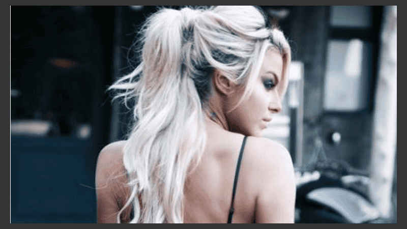 La bailarina fue tentada por la revista del conejito.