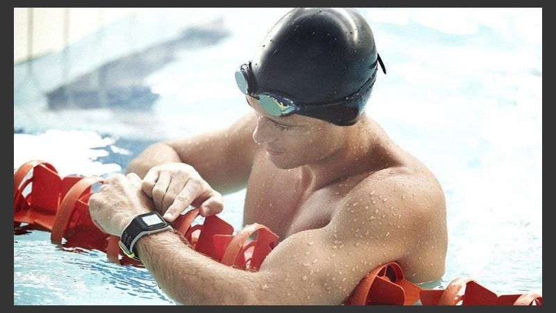 Dispositivos como pulseras inteligentes y smartwatches resistentes al agua, acercan datos al deportista.