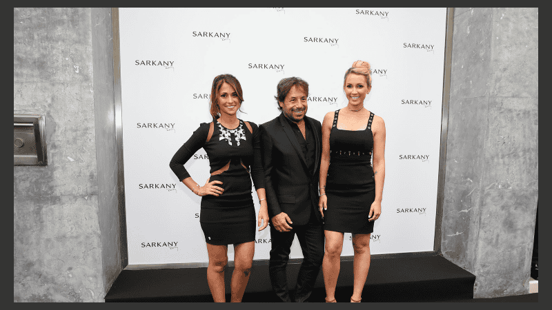 La novia de Messi junto a Sarkany presentaron su local en Barcelona.
