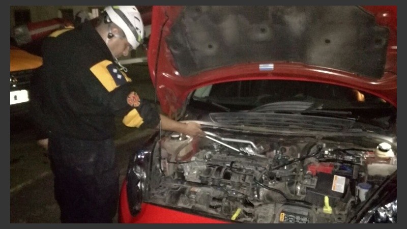 Un bombero usando la fibra óptica para localizar al gatito. 