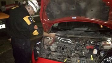 Un bombero usando la fibra óptica para localizar al gatito.