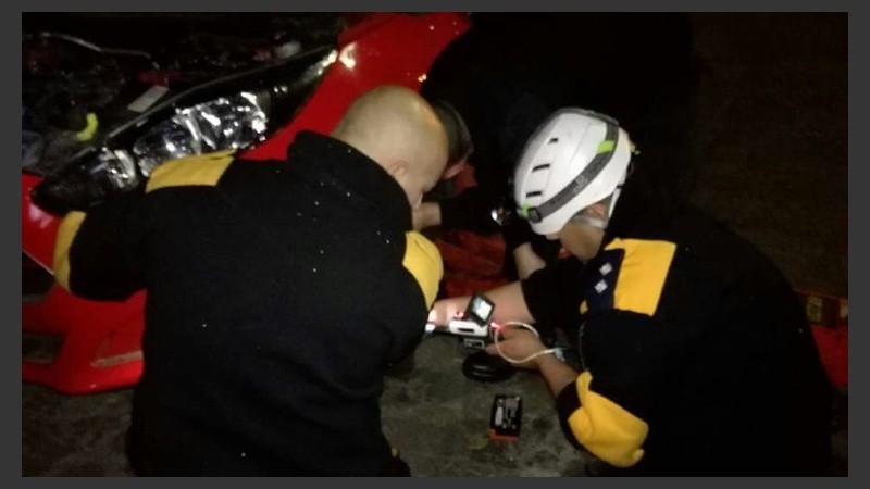 Bomberos trabajando con la sonda. 