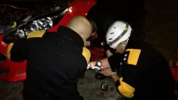 Bomberos trabajando con la sonda.