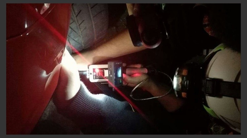 Bomberos trabajando para sacar al gatito. 