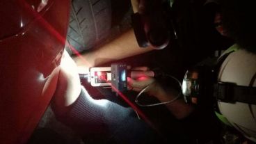 Bomberos trabajando para sacar al gatito.