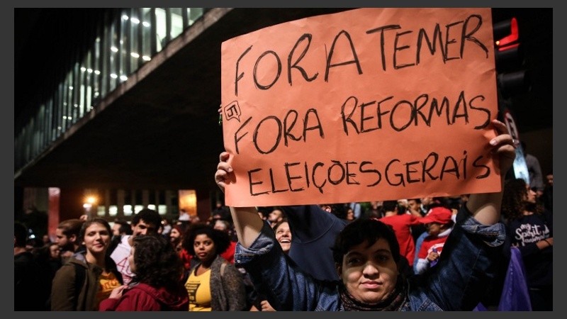 Manifestantes protestan contra el presidente de Brasil, Michael Temer.