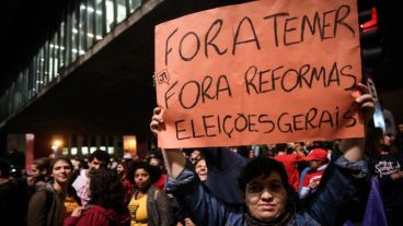 Manifestantes protestan contra el presidente de Brasil, Michael Temer.