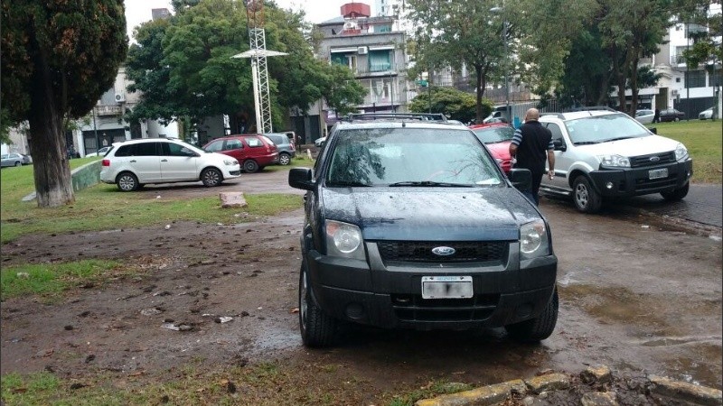 Según Tránsito, está prohibido estacionar sobre las cortadas de Balcarce al 900-.