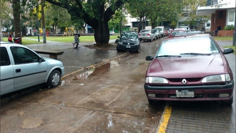 Según Tránsito, está prohibido estacionar sobre las cortadas de Balcarce al 900-.