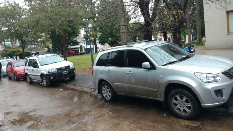 Según Tránsito, está prohibido estacionar sobre las cortadas de Balcarce al 900-.