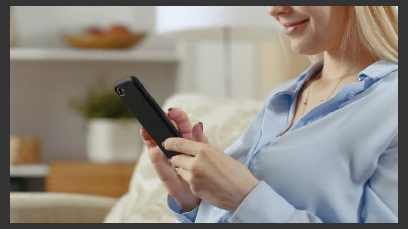 Ajustar el brillo y contraste de las pantallas digitales al mínimo posible es uno de los consejos.