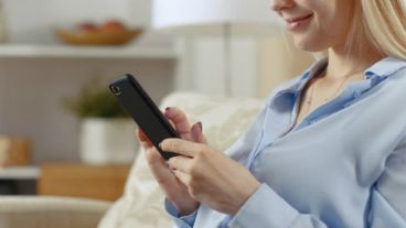 Ajustar el brillo y contraste de las pantallas digitales al mínimo posible es uno de los consejos.