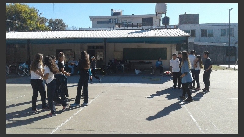 Gabriela dijo que su hijo todavía no puede regresar a clases. 