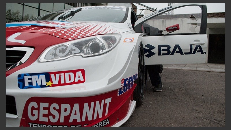 Uno de los autos en los jardines de Televisión Litoral. 