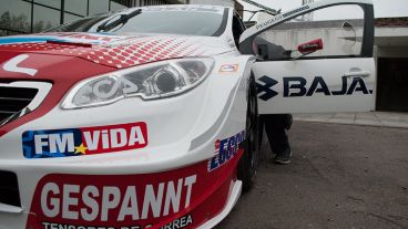 Uno de los autos en los jardines de Televisión Litoral.