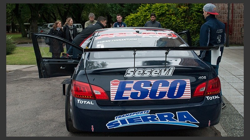 Uno de los autos en los jardines de Televisión Litoral. 