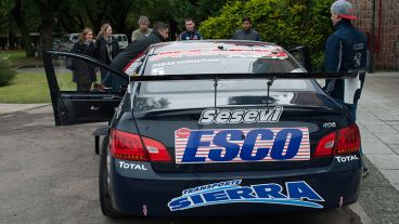 Uno de los autos en los jardines de Televisión Litoral.